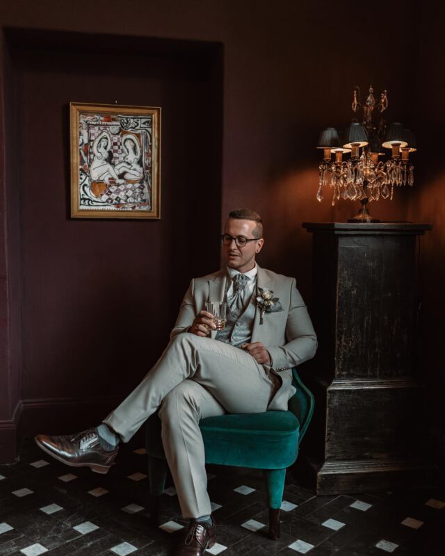 I present you …. the groom! ✨
Planung: @leandre.mariage 
Fotografie: @maramarlene_photography 
Lovebirds: @stina.ina + Ehemann 
Location: @renthofkassel 
Make-Up: @hannahraasch_makeup 
Anzug: @maennersache.fritzlar 
Kleider: @brautstudiokassel 
Floristik: @floristik.wohnkultur 
Torte: @210grad 
Fotobus: @gefotobust 
Dekoverleih: @_mila.bloom_
#hochzeitenkassel #hochzeitenhessen #hochzeitsfotografie #weddingplannerinmitherz #hochzeitsplanerin #loveislove #queerwedding #bridetobe2023 #groomtobe2023 #leandremariage #marrymenow #liebeistliebe #verlobungkassel #verlobung #antrag #isaidyes