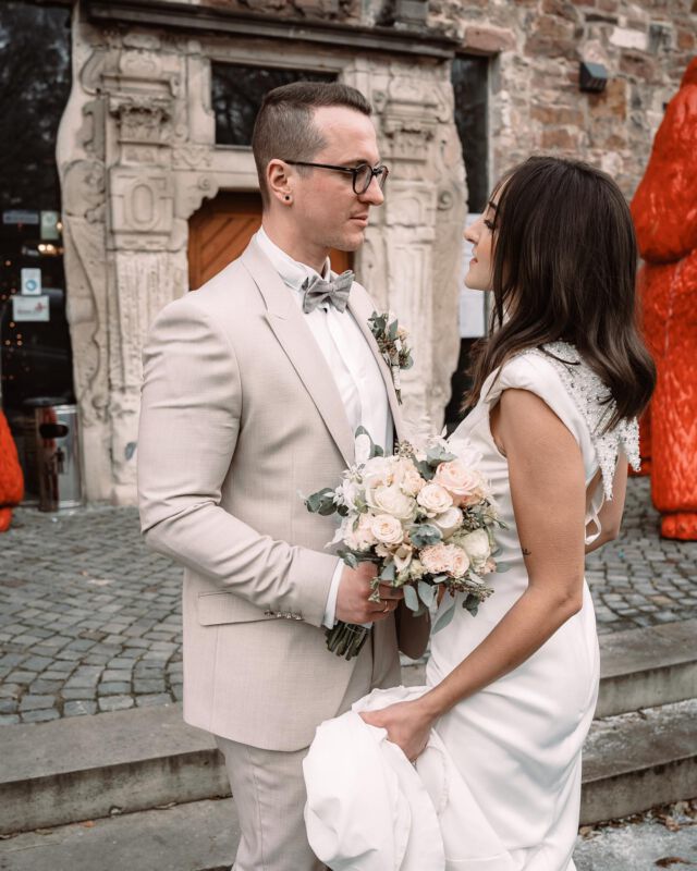🤍
Planung: @leandre.mariage 
Fotografie: @maramarlene_photography 
Lovebirds: @stina.ina + Ehemann 
Location: @renthofkassel 
Make-Up: @hannahraasch_makeup 
Anzug: @maennersache.fritzlar 
Kleider: @brautstudiokassel 
Floristik: @floristik.wohnkultur 
Torte: @210grad 
Fotobus: @gefotobust 
Dekoverleih: @_mila.bloom_
#hochzeitenkassel #hochzeitenhessen #hochzeitsfotografie #weddingplannerinmitherz #hochzeitsplanerin #loveislove #queerwedding #bridetobe2023 #groomtobe2023 #leandremariage #marrymenow #liebeistliebe #verlobungkassel #verlobung #antrag #isaidyes