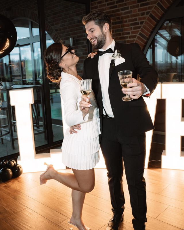 Let me introduce you dress number 2 
🫶🏽
Planung & Konzept: 
@leandre.mariage 
Fotografie: @maramarlene_photography 
Lovebirds: 
@shooting_trio 
Location: @hotel_restaurant_wissmannshof_ 
Make-UP: @d_l_b_l_manuela_rizakowitz
Haare: 
@irisk_186 
Brautkleider: 
@brautstudiokassel
Anzug: 
@maennersache.fritzlar 
Floristik: 
@floristik.wohnkultur 
Torte: 
@rosige_naschereien 
Dekoration: 
@la_flora_events 
Trausängerin: 
@teresa.schwarz_
Freie Traurednerin:  @mianonnatraureden
Love Leuchtschild& Luftballons: @balloonhouse_eventplaner
Sitzplan &Karten: 
@peonia.arts
#hochzeitenkassel #hochzeitenhessen #hochzeitsfotografie #weddingplannerinmitherz #hochzeitsplanerin #loveislove #queerwedding #bridetobe2023 #groomtobe2023 #leandremariage #marrymenow #liebeistliebe #verlobungkassel #verlobung #antrag #isaidyes