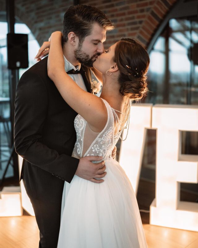 🥺🤍
Planung & Konzept: 
@leandre.mariage 
Fotografie: @maramarlene_photography 
Lovebirds: 
@shooting_trio 
Location: @hotel_restaurant_wissmannshof_ 
Make-UP: @d_l_b_l_manuela_rizakowitz
Haare: 
@irisk_186 
Brautkleider: 
@brautstudiokassel
Anzug: 
@maennersache.fritzlar 
Floristik: 
@floristik.wohnkultur 
Torte: 
@rosige_naschereien 
Dekoration: 
@la_flora_events 
Trausängerin: 
@teresa.schwarz_
Freie Traurednerin:  @mianonnatraureden
Love Leuchtschild& Luftballons: @balloonhouse_eventplaner
Sitzplan &Karten: 
@peonia.arts
#wedding #love #ichliebedich #hochzeitenkassel #hochzeitenhessen #hochzeitsplanerinmitherzblut #hochzeitsplanerin #weddingplaner #ichliebees #bride2024 #groom2024 #loveislove #liebeistliebe #queerweddings #leandremariage #hochzeitsplaner #hochzeitsplanerinkassel