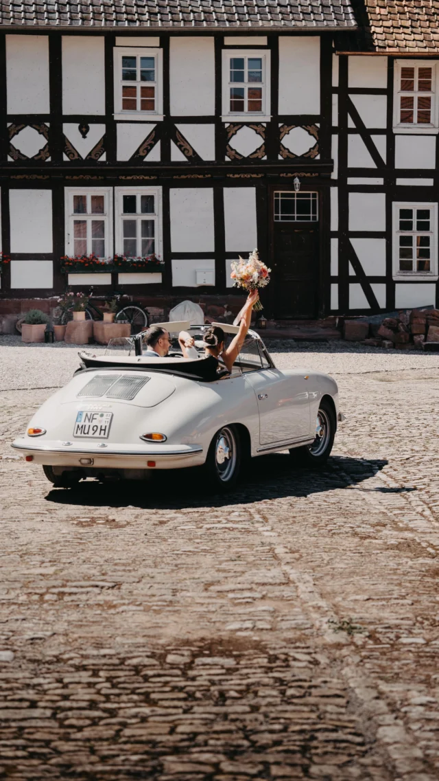 Nicht nur ein Hochzeitstag – sondern eine Geschichte, die wir mitschreiben durften.
Elli & Tom gaben sich das Ja-Wort in einem Setting, das ihre Geschichte widerspiegelte: romantisch, feinfühlig, durchdacht bis ins kleinste Detail.
Was nach Leichtigkeit aussieht, ist das Ergebnis einer intensiven, liebevollen Full-Service-Planung unsererseits. 
Wir durften sie vom allerersten Gespräch an begleiten – haben Visionen geformt, Entscheidungen erleichtert, Dienstleistende gematcht, Zeitpläne koordiniert und jede noch so kleine Nuance so gestaltet, dass sie ihre Handschrift trägt.
🤍 Full Service bedeutet bei uns nicht nur, dass alles erledigt wird – sondern, dass alles seinen Platz findet.
Eure Wünsche werden zur Guideline, euer Stil zum roten Faden, eure Persönlichkeit zum Herzstück der gesamten Planung.
Ob Moodboard, Location-Scouting, Designkonzept, Gästekommunikation oder Ablaufregie – ihr dürft loslassen und genießen.
Was bleibt, ist Raum für Emotionen. Für Verbindung. Für echte Erinnerungen.
Plant ihr eure Hochzeit und wünscht euch mehr als nur Koordination – nämlich echte Begleitung?
Dann lasst uns eure Reise gemeinsam beginnen. Wir sind bereit, wenn ihr es seid.
Hochzeitsplanerin: @leandre.mariage 
Brautpaar: @elli.25 + @doctor.fruit 
Dekoration & Floristik:
@better_together_events 
Fotografie: @basti_creates_memories 
Make-up & Haare: @svetik.makekosmetik 
Kinderbetreuung: @anas.zwergentreff 
Band: @maxandfriends.official 
Catering: @der_grischaefer 
Torte: @patisserie_christianbach 
Trausängerin + Pianist: @viktorianierhaus_official + @chris.peel92 
Mitternachtssnack:
Restaurant MarrakecH
Shuttleservice:
Thundertruck Rental
Stühle:
PartyRentKassel
Trauauto: @porsche 
#fullserviceweddingplanner #luxuryweddingplanner #hochzeit2025 #weddingdesigns #destinationweddingeurope